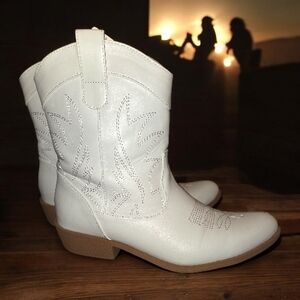 PepPep White Western Cowgirl Boots Size 11 Ankle Boots